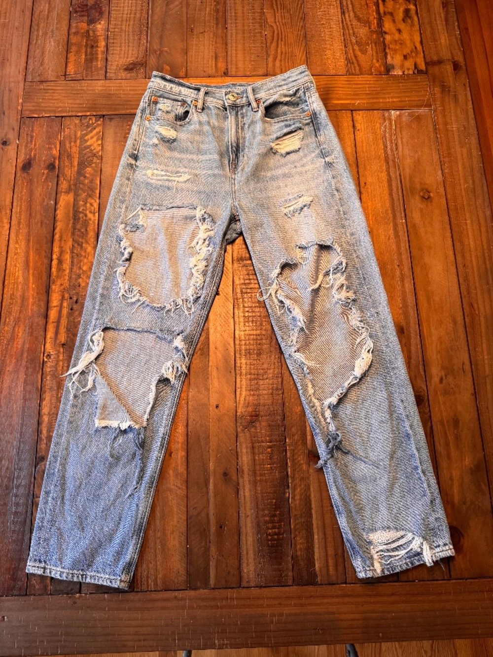 AE Highest Rise 90's Boyfriend Jean. Size 4. Medium Wash. Ripped